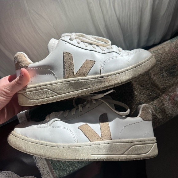 Veja Almond V-12 leather sneaker - Picture 4 of 9